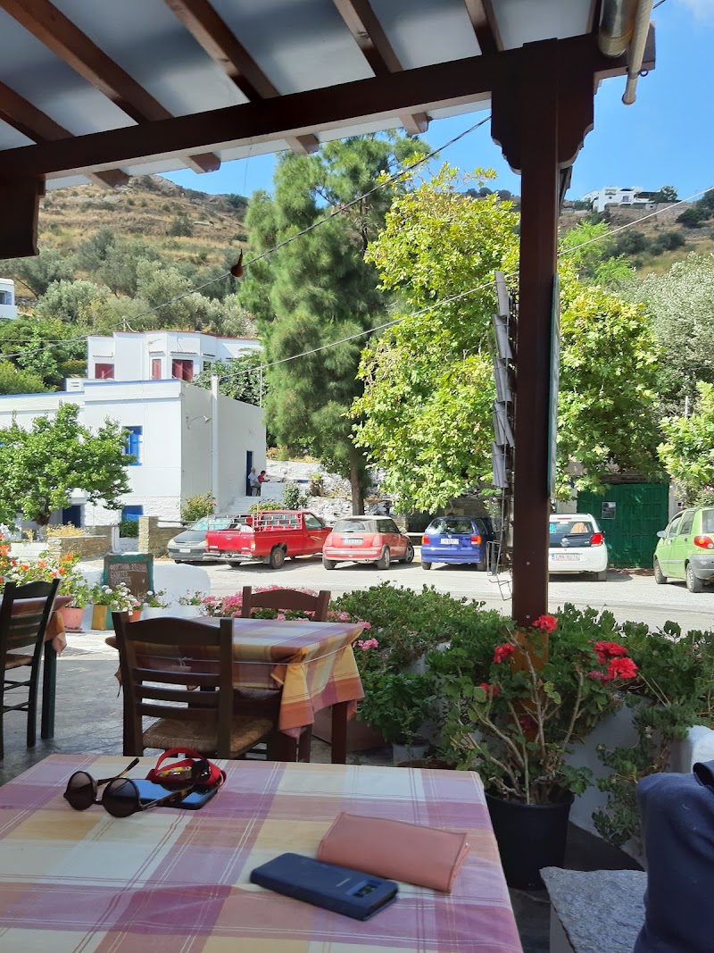 Παραδοσιακό καφενειο Κυρα 'Λενης — Εστιατόρια Τήνος (1/8)
