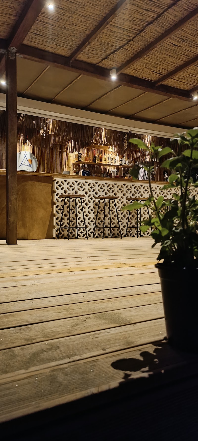 Cape Tinos Beach bar — Εστιατόρια Τήνος (1/8)
